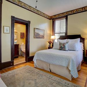 Queen Room Magnolia Place